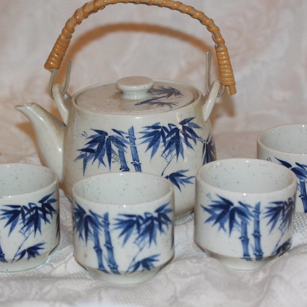 ORIENTAL ASIAN BLUE WHITE TEA  SET Toyo Japan ~ TEAPOT AND 4 CUPS  Wood handle